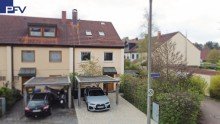 Luftansicht Vorderseite. VERKAUFT: Gro�es und familienfreundliches Reihen-Eckhaus mit Carport