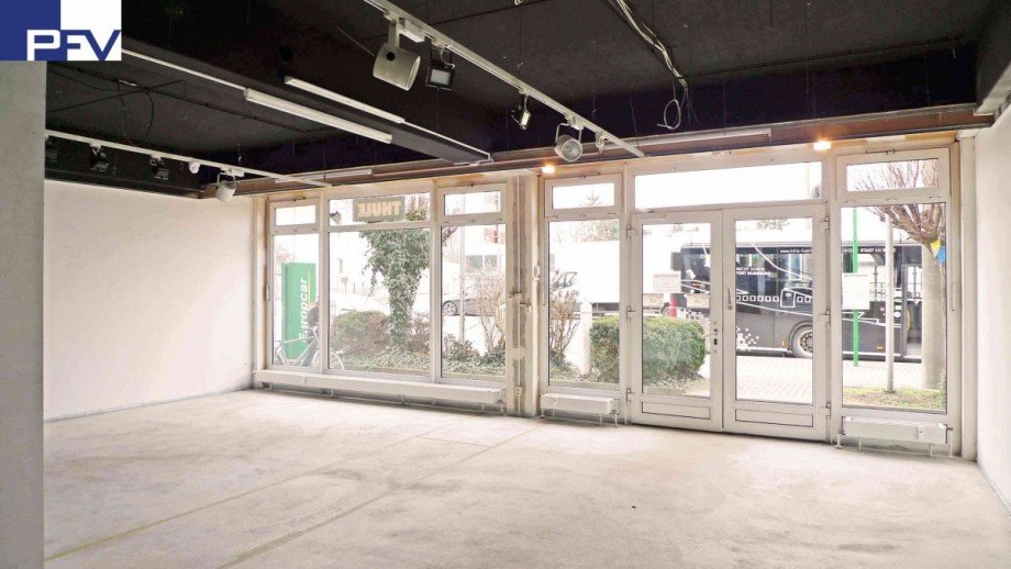Schaufenster u. Kundeneingang Einzelhandel F�rth