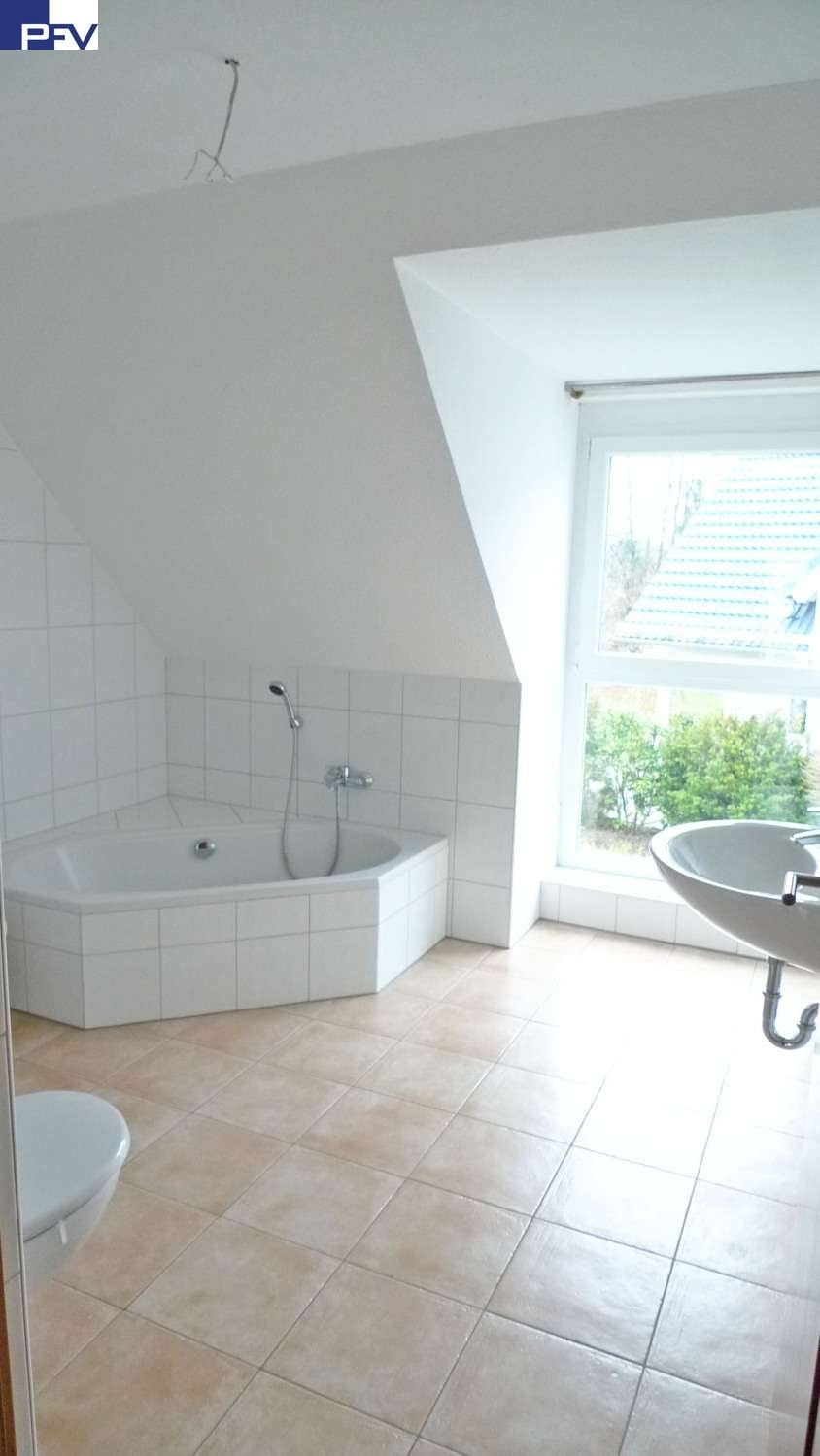 Bad mit Eckbadewanne Doppelhaush�lfte Weiherhaus