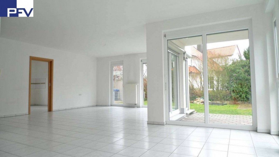 Blick vom Wohnen zum Essbereic Doppelhaush�lfte Weiherhaus