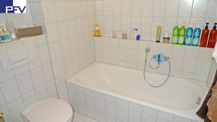 Bad mit Wanne und Dusche Reihenmittelhaus Wendelstein
