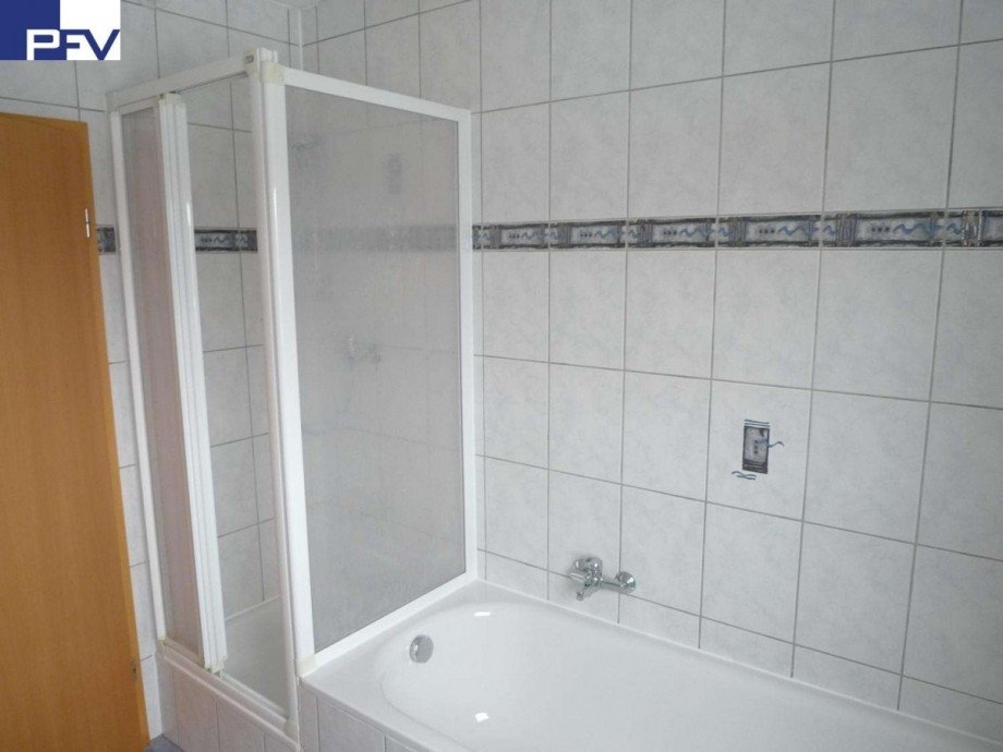 Badewanne und Dusche Doppelhaush�lfte Neuendettelsau