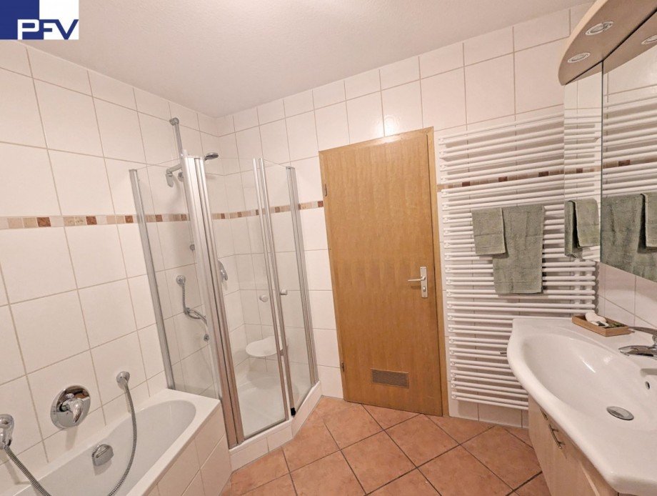 OG Bad mit Dusche u. Wanne Haus N�rnberg