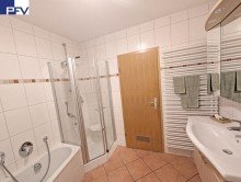 OG Bad mit Dusche u. Wanne VERKAUFT: Gro�es und familienfreundliches Reihen-Eckhaus mit Carport