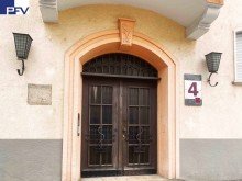 Historischer Hauseingang Verkauft: Ganz oben und mitten drin! Stylisches Penthouse-Loft mit sonniger Dachloggia