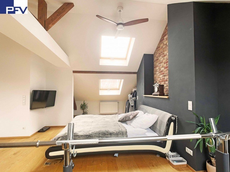 Ger�umiges Schlafzimmer Dachgeschosswohnung N�rnberg