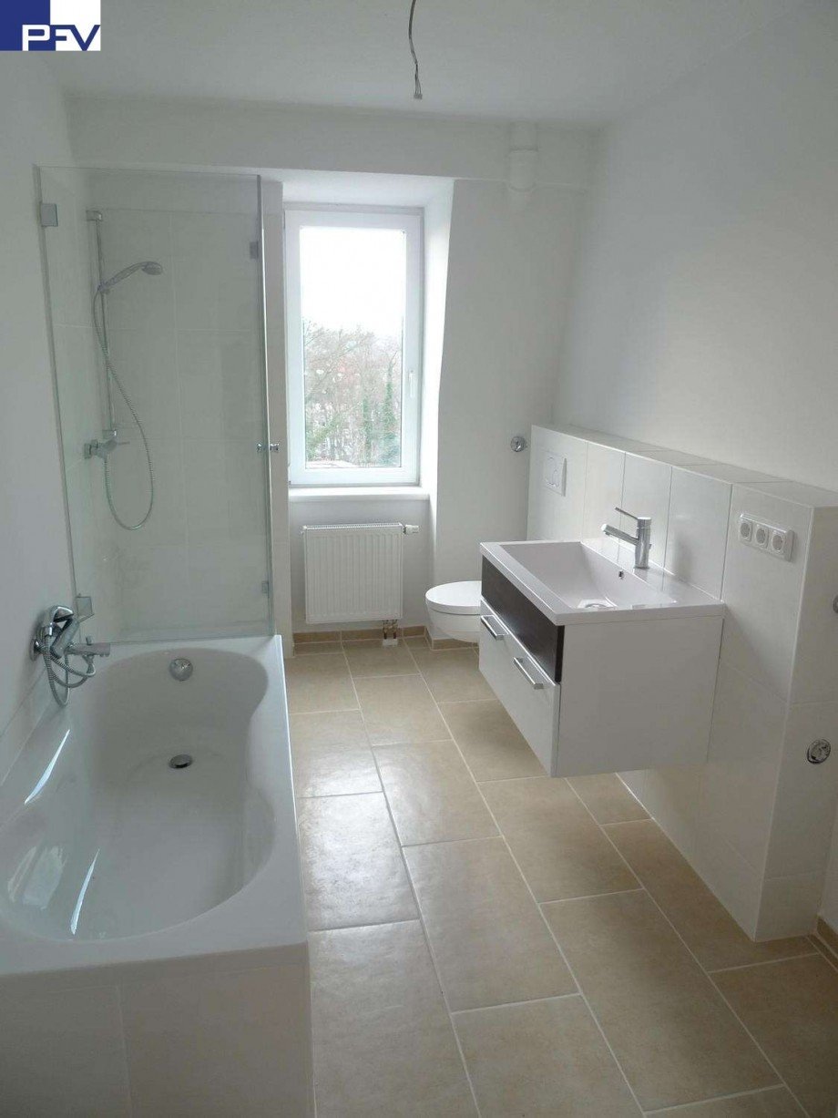 Helles Bad mit Wanne & Dusche Maisonettewohnung F�rth