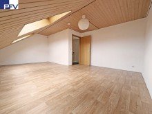 DG Zimmer 2. VERKAUFT: Gro�es und familienfreundliches Reihen-Eckhaus mit Carport