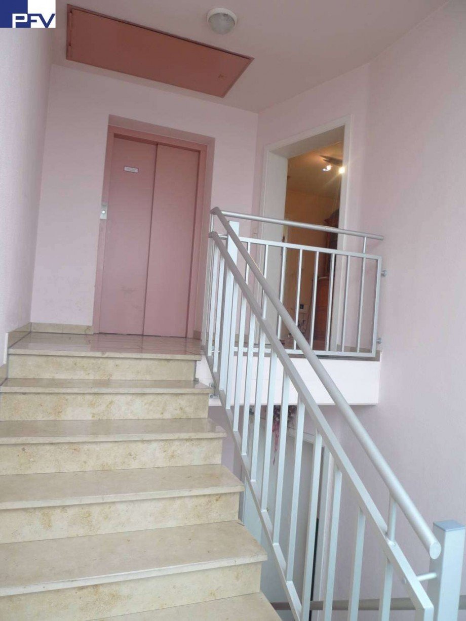 Gepfl. Treppenhaus mit Aufzug Dachgeschosswohnung N�rnberg