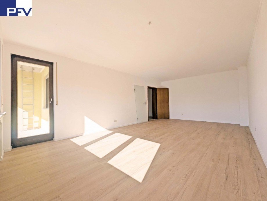 Wohnzimmer mit Balkonzugang Wohnung N�rnberg