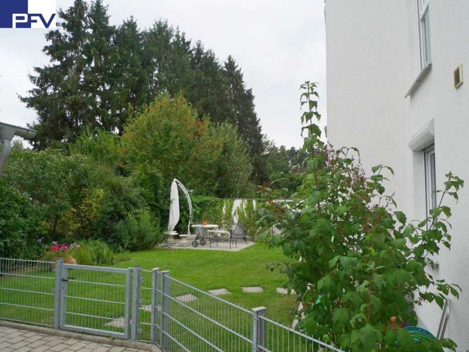 Garten im Sommer Doppelhaush�lfte Weiherhaus