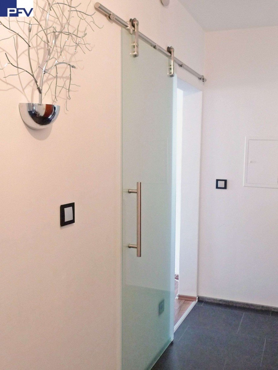 Flur mit modernen Schiebet�ren Dachgeschosswohnung N�rnberg