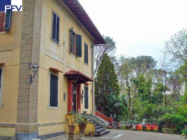 Haupteingang und Garten Villa Impruneta