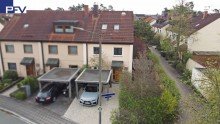 Luftansicht Vorderseite VERKAUFT: Gro�es und familienfreundliches Reihen-Eckhaus mit Carport