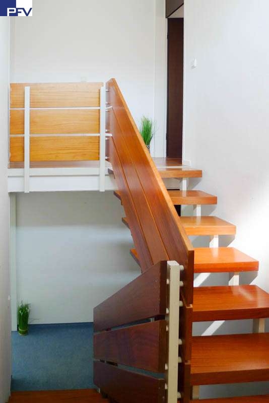 Treppenhaus zu den Ebenen Reihenmittelhaus N�rnberg