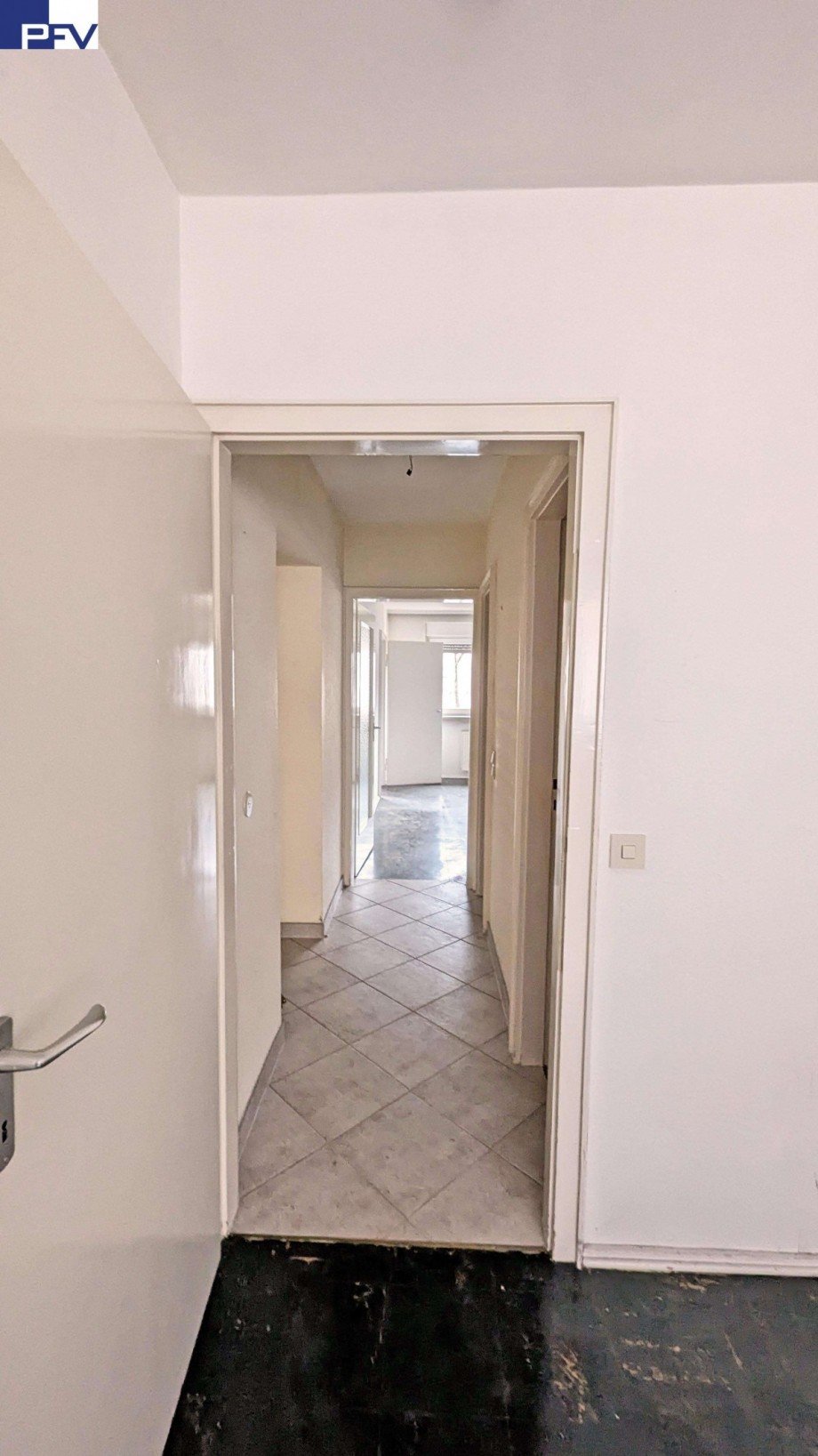 Flur-Blick Richt. Ki-Arb-Essen Etagenwohnung N�rnberg