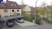 Ansicht Vorderseite mit Carport VERKAUFT: Gro�es und familienfreundliches Reihen-Eckhaus mit Carport