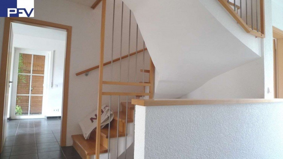 Massives Treppenhaus Doppelhaush�lfte Weisendorf-Retzelsdorf