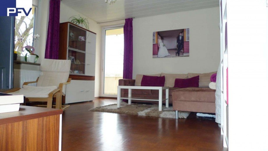 Wohnzimmer mit Zugang Balkon Etagenwohnung N�rnberg