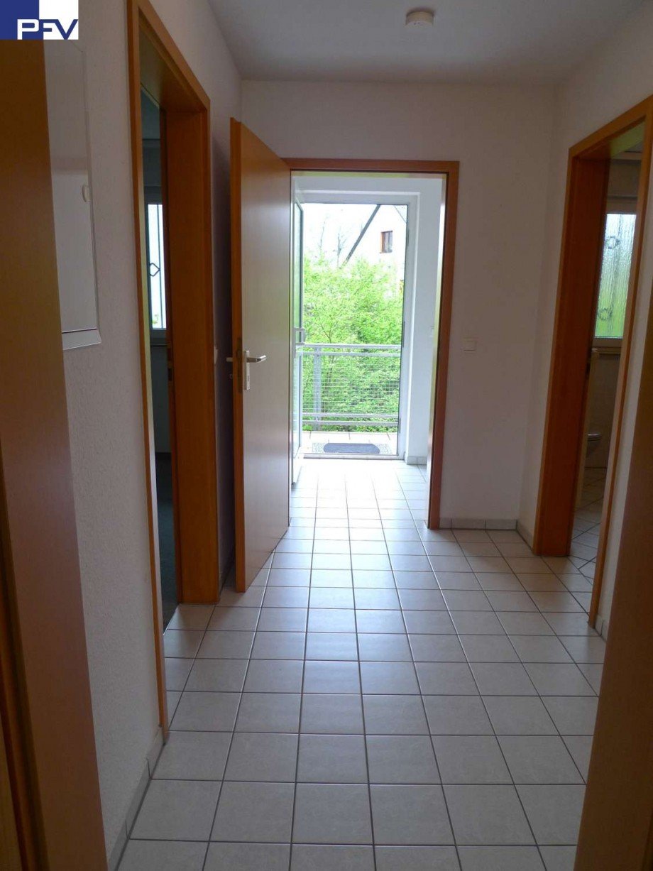 Flur mit hellen Fliesen Etagenwohnung Wendelstein
