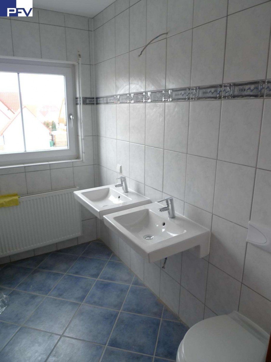 Bad mit zwei Waschbecken Doppelhaush�lfte Neuendettelsau