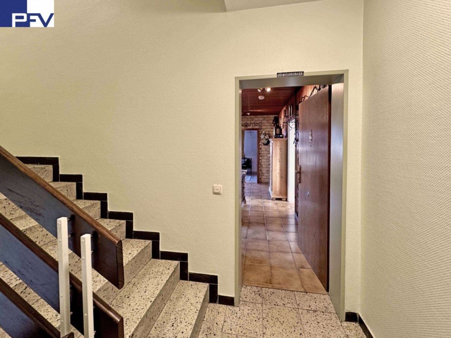 Treppenhaus-Blick in die Whg. Etagenwohnung N�rnberg