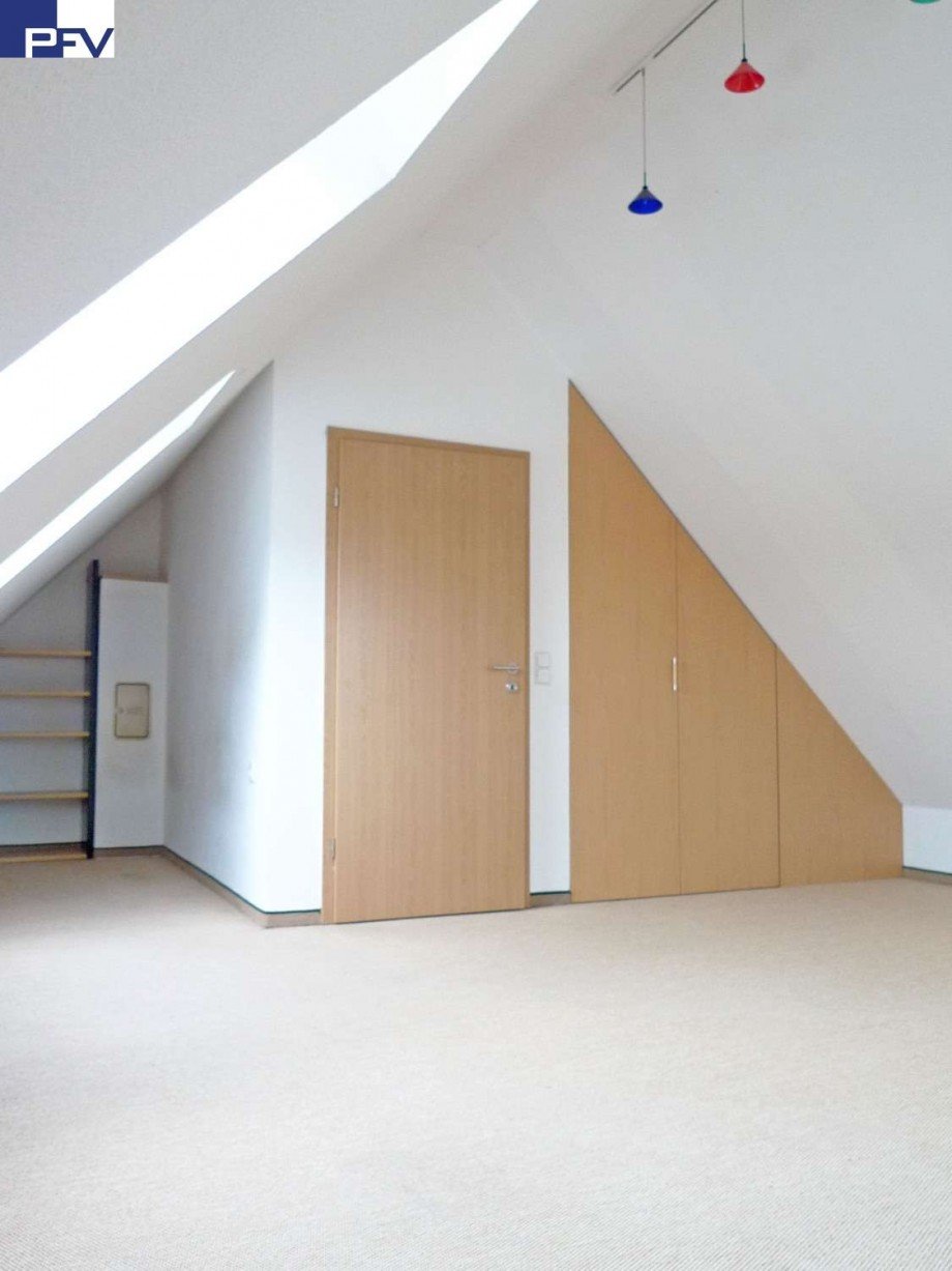 Einbauschrank im Spitzboden Doppelhaush�lfte Weiherhaus