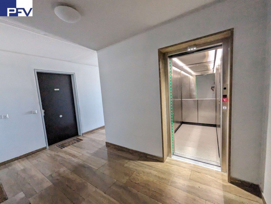 Eingang vom Treppenhaus-Aufzug Penthousewohnung M�nchen