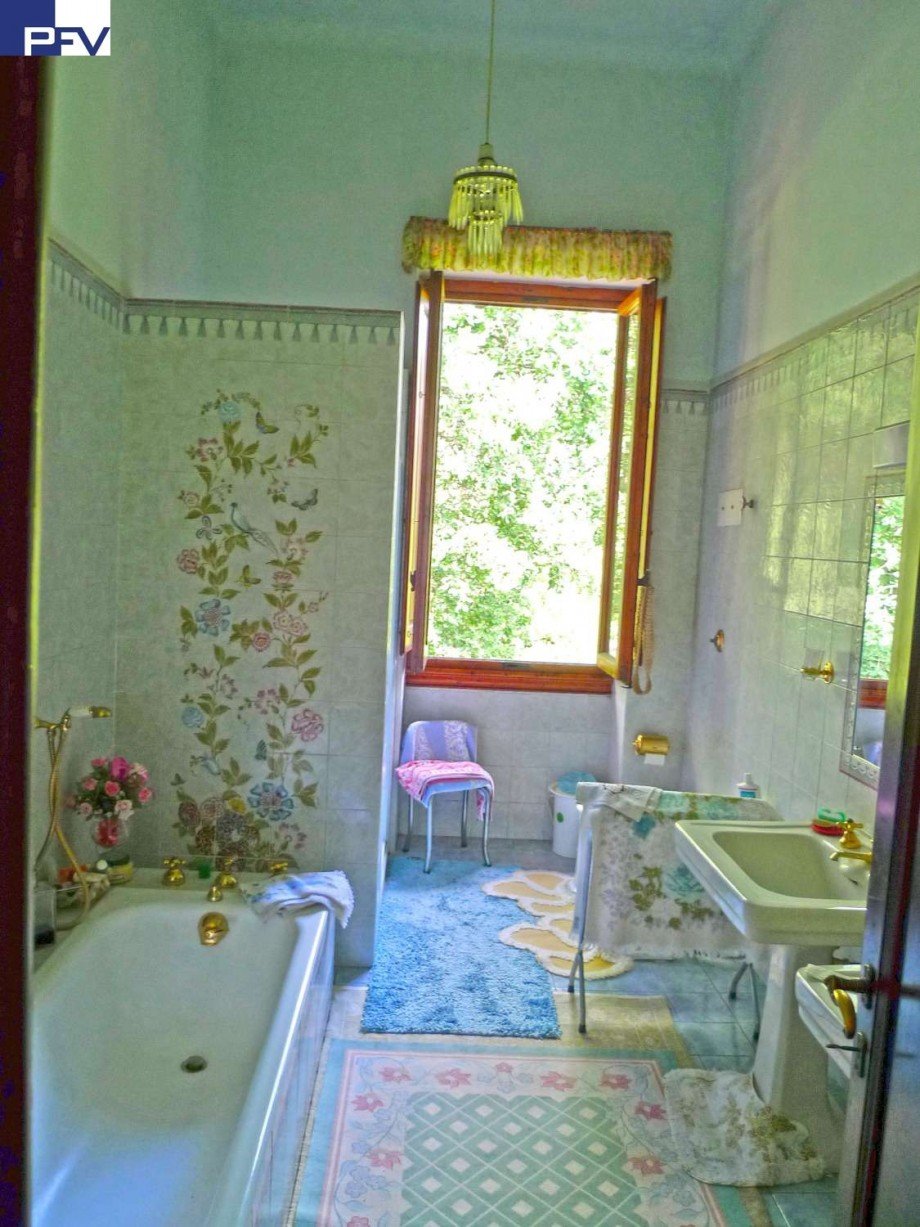 Klassisches Badezimmer OG Villa Impruneta