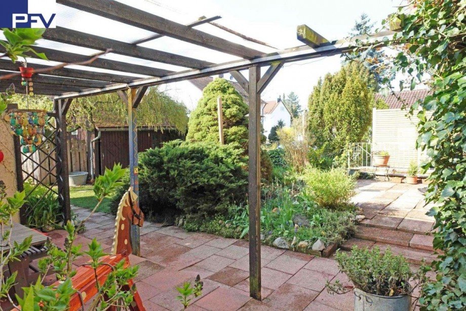 Blick von der Pergola Doppelhaush�lfte Wendelstein
