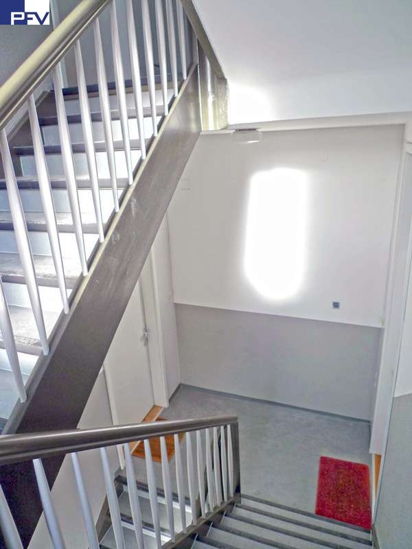 Treppenhaus: Frisch saniert Dachgeschosswohnung N�rnberg / St. Peter