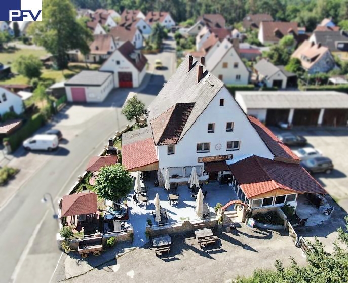 Anwesen Luftbild Burgthann Gastgewerbe Historisches Mehrfamilienhaus m. profitabler Gastronomie auf ca. 169 m� m. ca. 160 m� Terrasse, 3 Wohnungen u. Ausbaufl. im DG