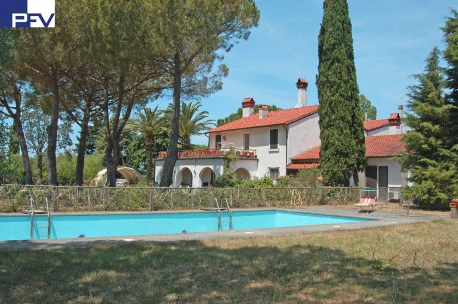 Wohnhaus + Pool Haus Roselle