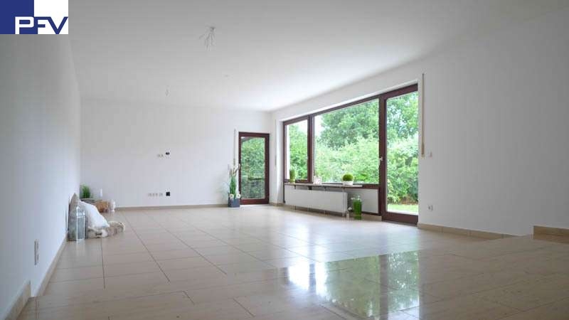 Gro�e Fenster im Wohnzimmer Reihenmittelhaus N�rnberg