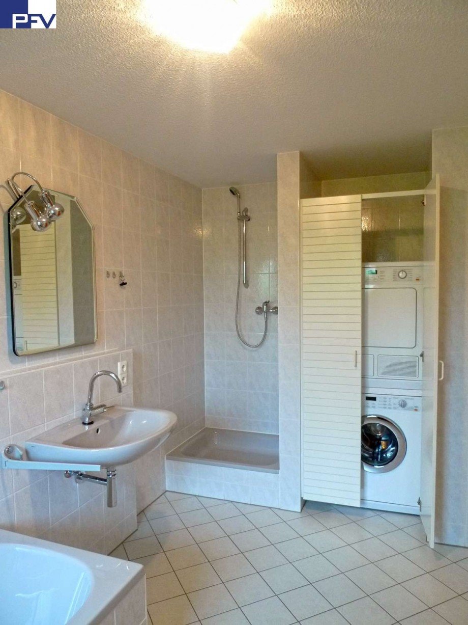 Bad mit Wanne und Dusche Etagenwohnung Wendelstein