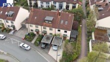 Luftbild Vorderseite-Eingang VERKAUFT: Gro�es und familienfreundliches Reihen-Eckhaus mit Carport