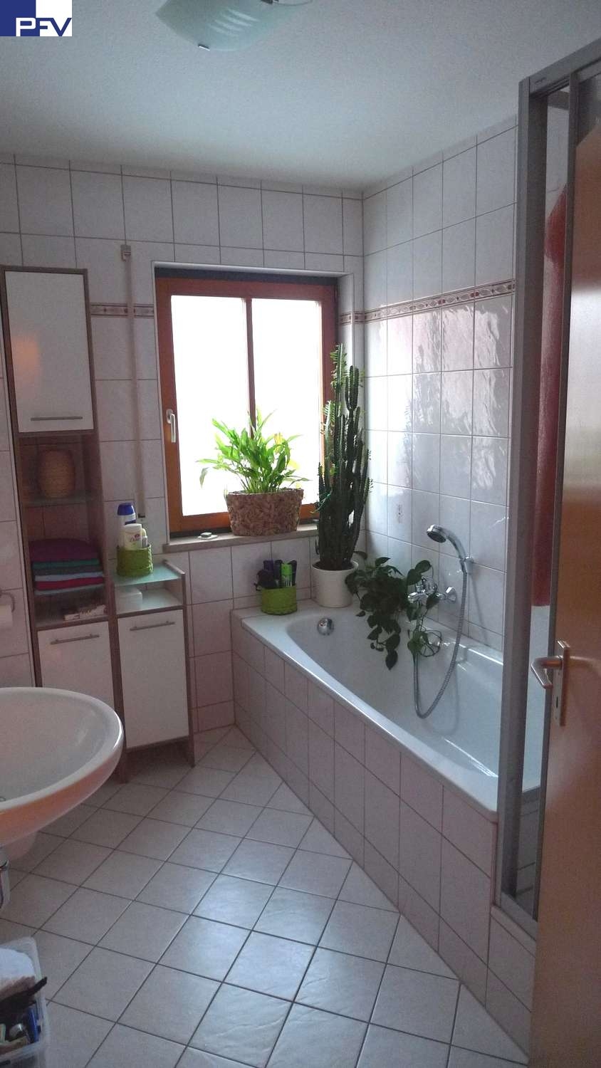 Bad mit Dusche & Wanne Wohnung Wendelstein
