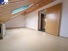 DG Zimmer 1. VERKAUFT: Gro�es und familienfreundliches Reihen-Eckhaus mit Carport