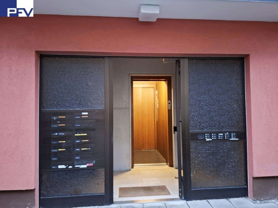 Eingangsbereich mit Aufzug Etagenwohnung N�rnberg