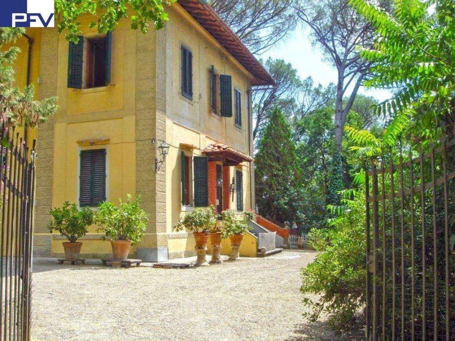 Zweites Tor mit Aussenansicht Villa Impruneta
