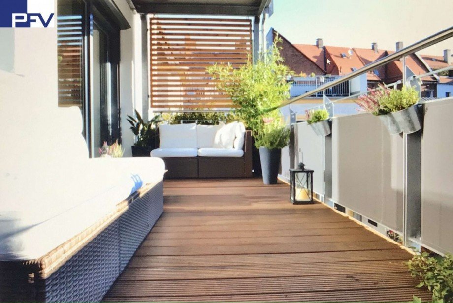 Gro�er Balkon mit hochwertigem Mehrfamilienhaus F�rth