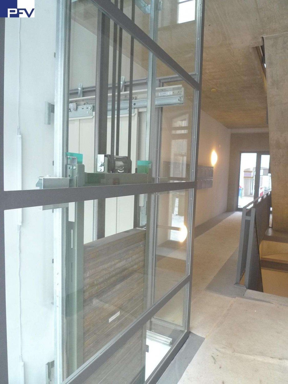 Treppenhaus m. Glasaufzug Maisonettewohnung F�rth