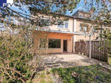 Anwesen Terrassenansicht VERKAUFT: Gro�es und familienfreundliches Reihen-Eckhaus mit Carport