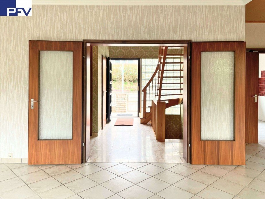 Wohnzimmer mit Blick zur Diele Einfamilienhaus Sachsen b. Ansbach
