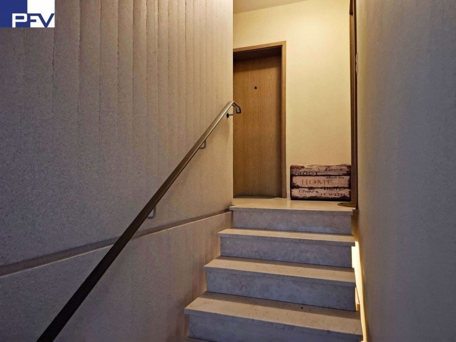 Treppenhaus mit Wohnungseingan Etagenwohnung N�rnberg