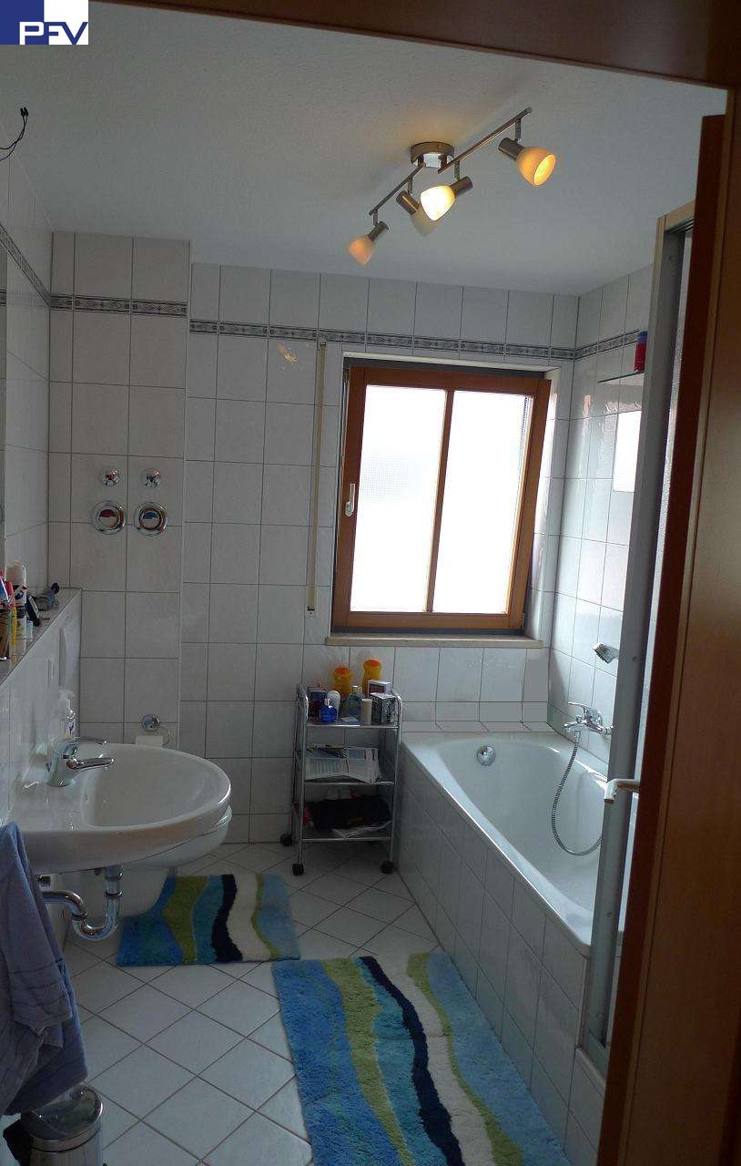 Badezimmer mit Wanne & Dusche Renditeobjekt Wendelstein