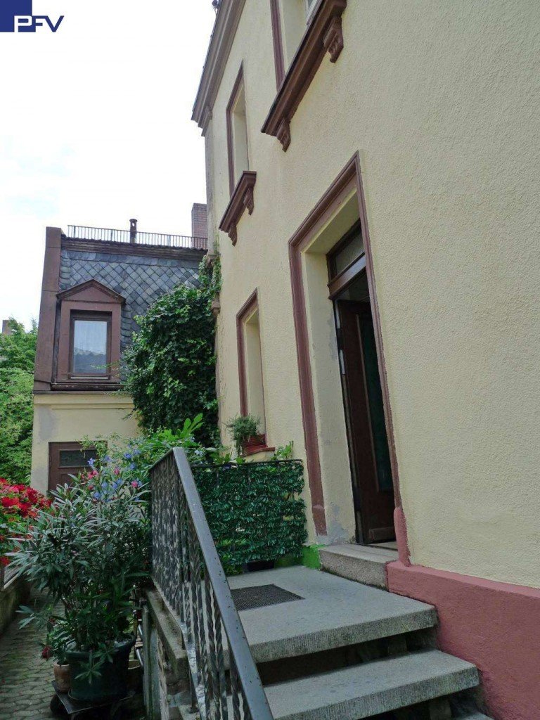 Blick auf Eingang u. Hinterhau N�rnberg Mehrfamilienhaus Verkauft: Ordentliches Mehrfamilienhaus mit Hinterhaus als Ausbaureserve