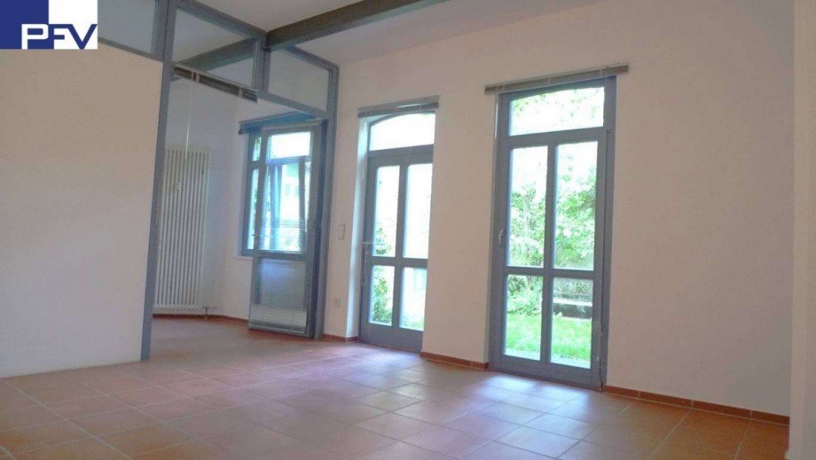 Blick in den Garten (Raum 1) Praxis N�rnberg
