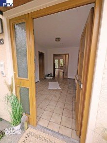 EG Blick ins Haus VERKAUFT: Gro�es und familienfreundliches Reihen-Eckhaus mit Carport