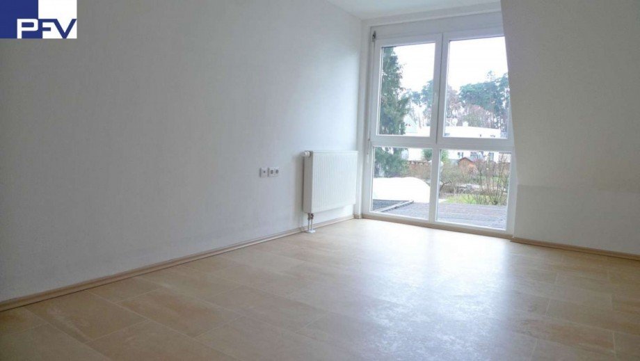 Kind 2 mit gro�en Fenstern Doppelhaush�lfte Weiherhaus